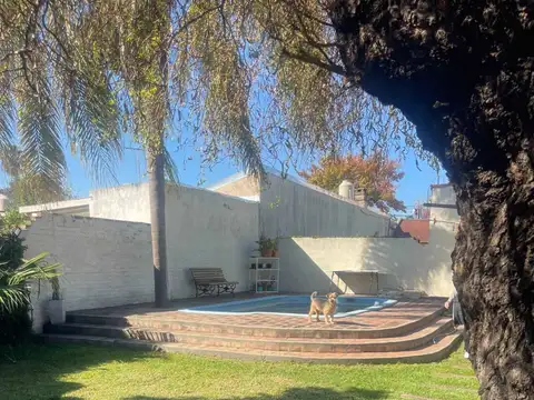 Casa en Venta con 3 cocheras