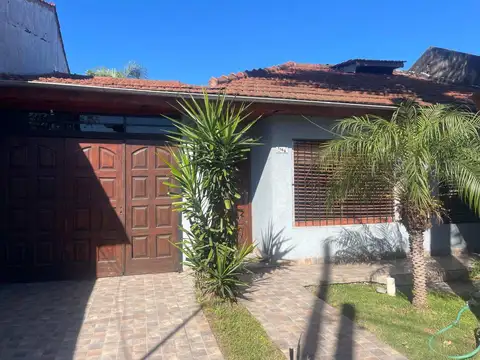 VENTA DE CASA EN JOSE C PAZ, 4 AMB, PILETA Y PARQU