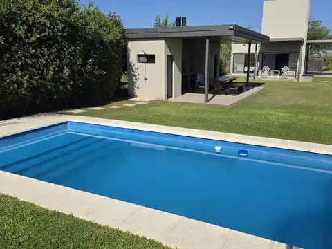 Casa con pileta y quincho en Las Tardes, Roldán.