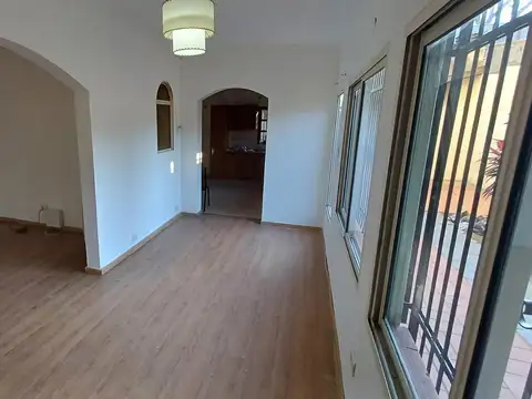 Casa 6 ambientes con 2 baños