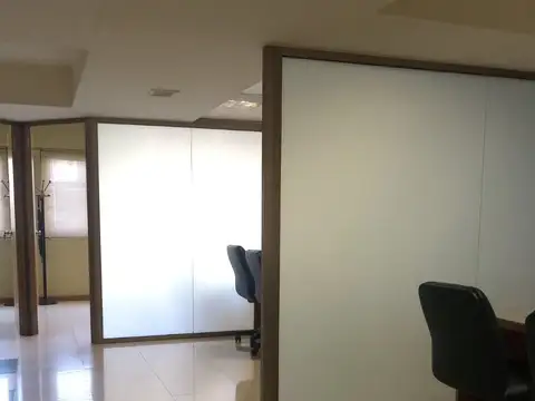 Oficina 12 ambientes con 2 baños