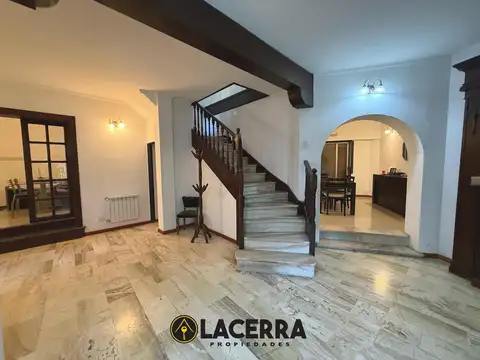 Casa con 7 ambientes en venta a metros de la quinta presidencial