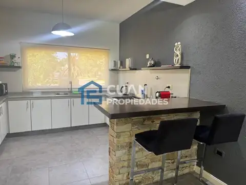 Casa 4 ambientes con 2 baños