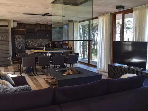 Casa 7 ambientes con 5 baños