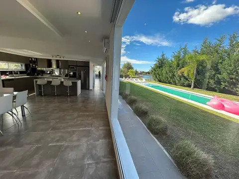 Casa 6 ambientes con 5 baños