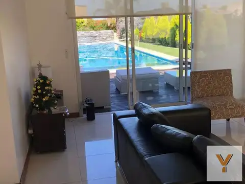 Casa 7 ambientes con 4 baños