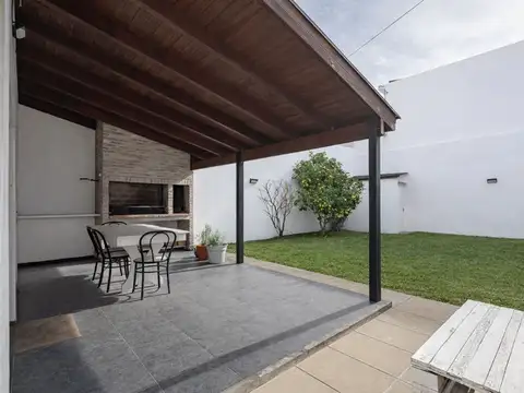 VENTA SOLIDA CASA CASTELAR 4 AMB  300M DE ESTACION