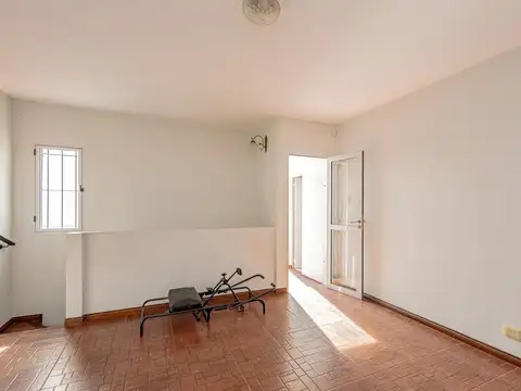 VENTA SOLIDA CASA CASTELAR 4 AMB  300M DE ESTACION