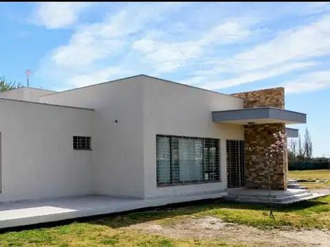 VENDO ESPECTACULAR CASA