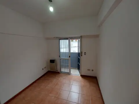 EXCELENTE OFICINA / CONSULTORIO - 3 AMB - 74m² - FRENTE CON BALCÓN Y TERRAZA PROPIA - MONTE CASTRO - VENTA