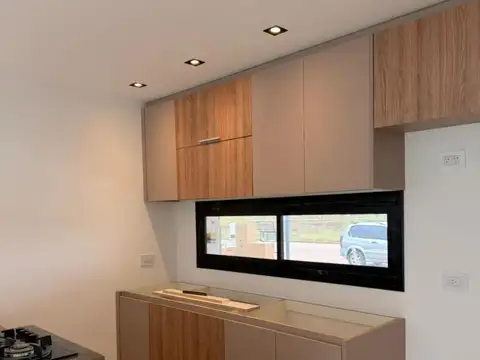 Casa en Alquiler con 2 cocheras
