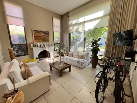 Casa en Venta con 2 cocheras