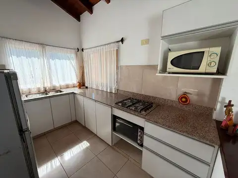 Casa 4 ambientes con 2 baños