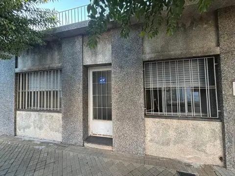 Venta casa (frente) 2 dormitorios, patio y terraza