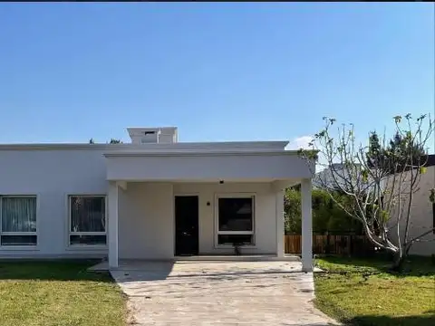 Casa de 5 ambientes con pileta en El Principado. Canning-San Vicente.