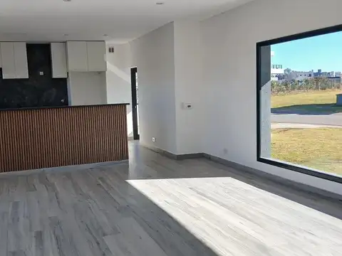 Casa en Alquiler con 1 cochera
