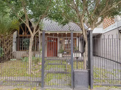 Casa en venta de 6 Ambientes con cochera para 3 autos en Berazategui