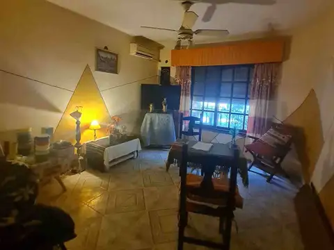 Casa 8 ambientes con 2 baños