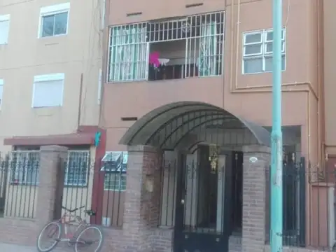 SE VENDE DPTO 4 AMB BAJO FLORES 