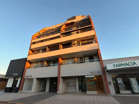 Departamento de 2 dormitorios y cochera en alquiler