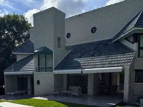 Casa en Alquiler con 2 cocheras