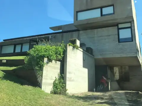 Excelente casa de diseño a pasos de la playa en Mar Azul. 6 ambientes