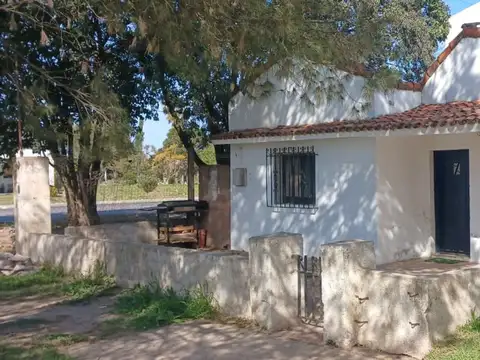 Casa 2 dormitorios con patio y jardín, Paraná