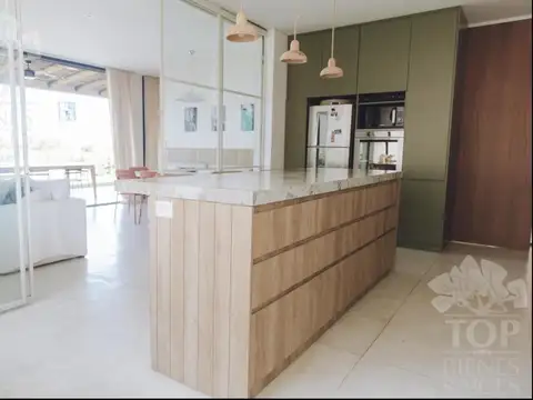 Casa en Venta con 3 cocheras