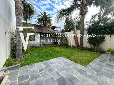 VENTA-CASA- TRES AMBIENTES-JARDIN-COCHERA-LOTE PROPIO-LINIERS