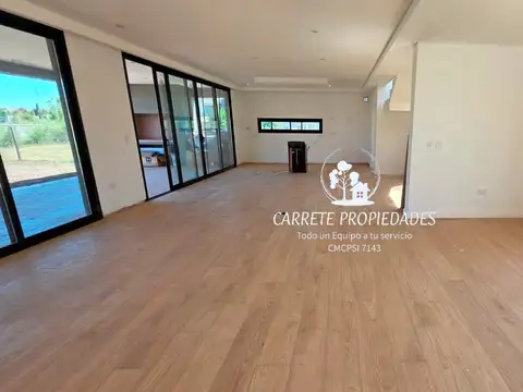 Casa en Venta con 3 cocheras