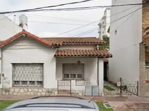 Chalet a mts de Av. Villegas