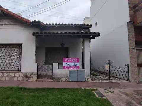 Chalet a mts de Av. Villegas
