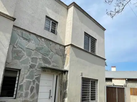 Casa en B Con porton, Bella Vista