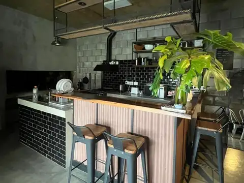 CASA MODERNA CON PILETA Y GRAN PROYECCION – B. SAN CEFERINO