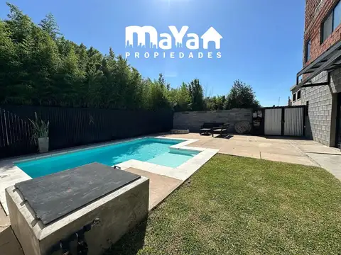 CASA MODERNA CON PILETA Y GRAN PROYECCION – B. SAN CEFERINO