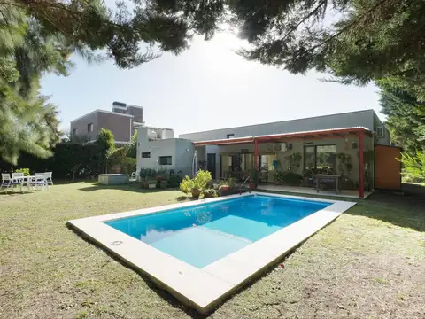 Casa en Venta con 3 cocheras