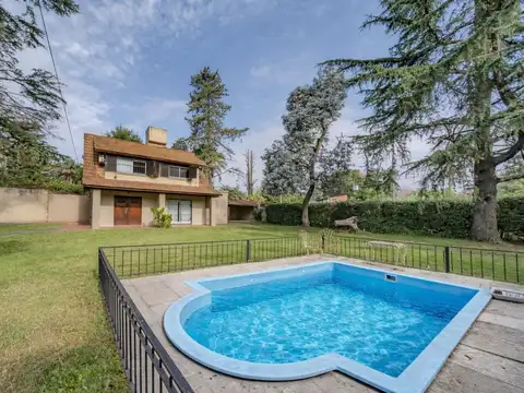 VENTA CHALET 5 AMBIENTES CON PILETA Y QUINCHO