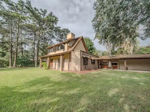 VENTA CHALET 5 AMBIENTES CON PILETA Y QUINCHO