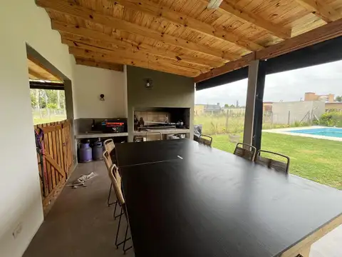 Casa 6 ambientes con 2 baños