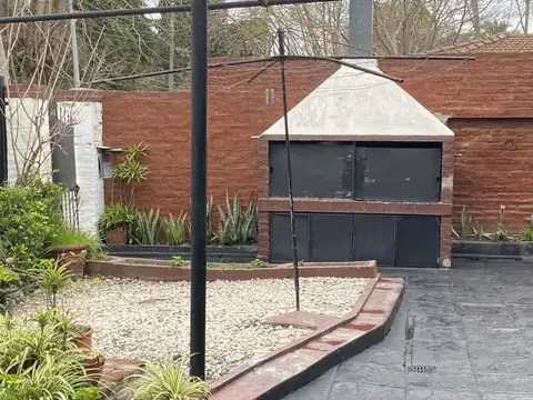 Casa 8 ambientes con 2 baños