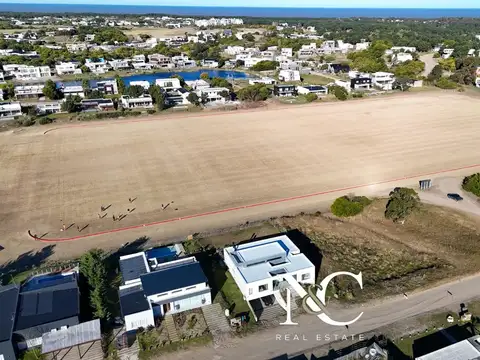 Lote en venta en Costa Esmeralda fondo a cancha de polo