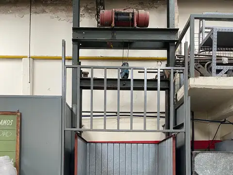 Muy buen Galpon 628 m2, en 2 Plantas.