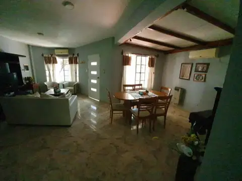Casa en Venta con 3 cocheras