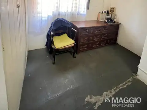 Casa 8 ambientes con 2 baños