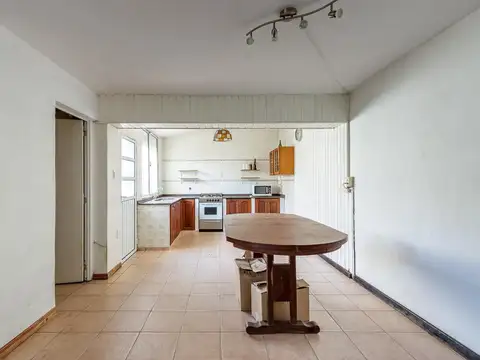 Casa 8 ambientes con 2 baños