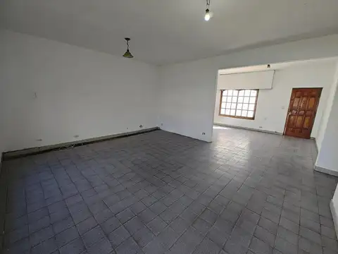 Ramón Freyre al 2200 e/ Sudamérica y Lacar