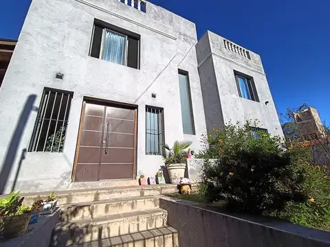 Casa 3 dorm, 2 baños y esc en Villa Allende Centro