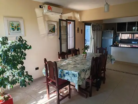 Casa 4 ambientes con 2 baños