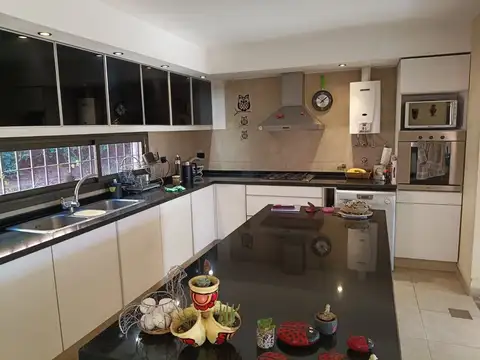 Casa 3 dorm, 2 baños y esc en Villa Allende Centro