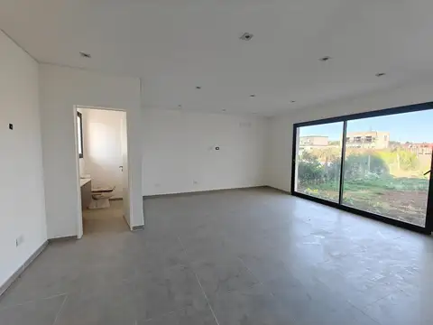 Casa 4 ambientes con 2 baños